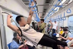 Đề nghị Công an TPHCM xử lý thanh niên đu người trên tàu Metro số 1